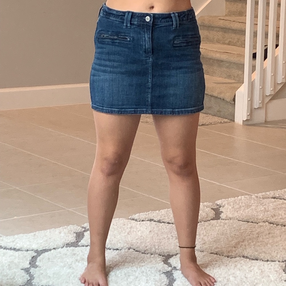 Dark blue skirt. Size 5/27. Stretchy.